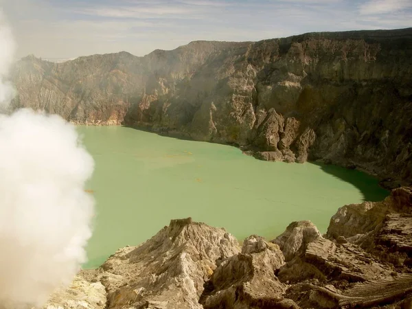 Переглянути на кислих Озеро Крейтер Ijen вулкана в Індонезії, сірка шахти та токсичних газ — стокове фото