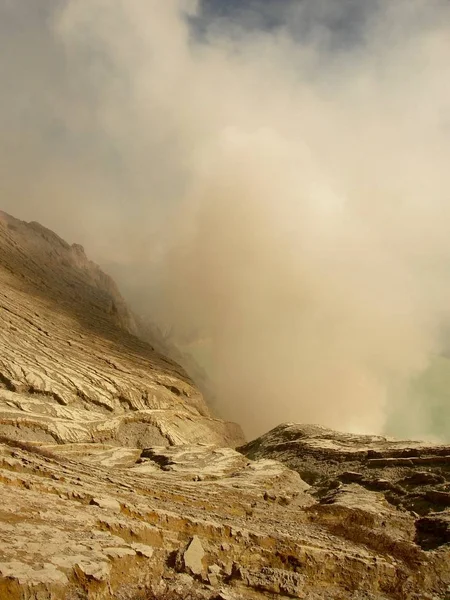 Вид на кратер вулкана Иджен в Индонезии, серная шахта и токсичные газы — стоковое фото