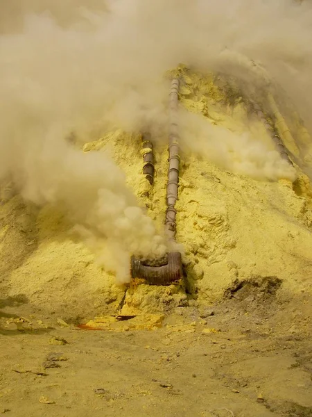 Vista sobre a cratera do vulcão Ijen na Indonésia, uma mina de enxofre e gás tóxico — Fotografia de Stock