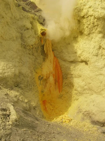 Vista del cráter del volcán Ijen en Indonesia, una mina de azufre y un gaz tóxico — Foto de Stock