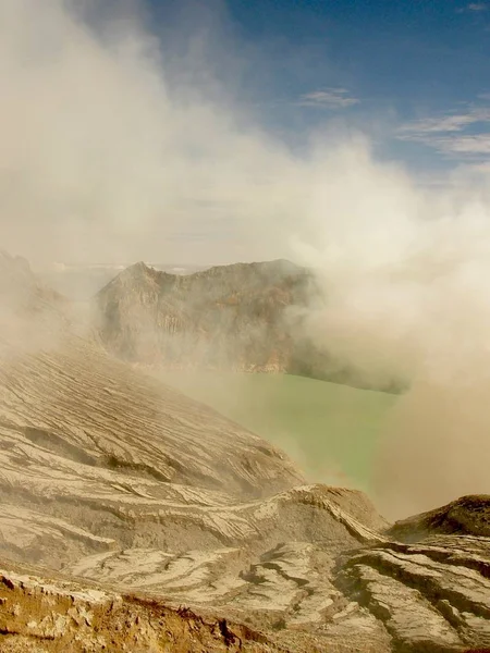 Vista sobre el lago del cráter ácido del volcán Ijen en Indonesia, una mina de azufre y gaz tóxico — Foto de Stock