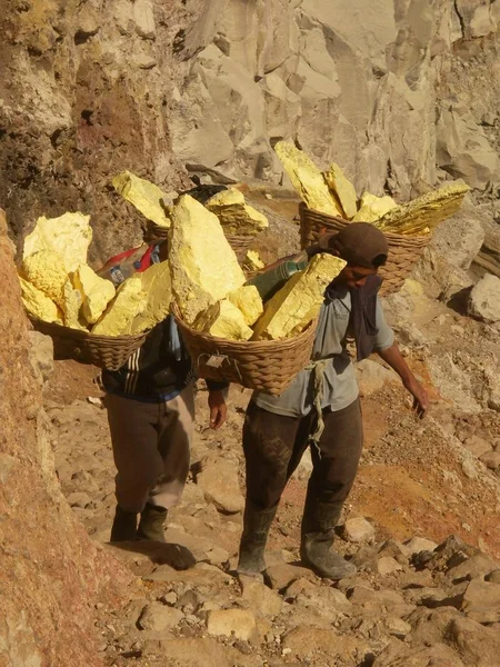 Vista de los mineros en el cráter del volcán Ijen en Indonesia, una mina de azufre y un gaz tóxico — Foto de Stock