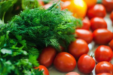 dereotu ve kırmızı domates