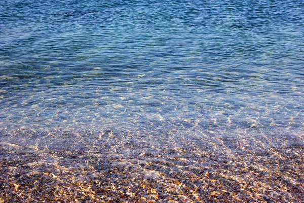 Kristal berraklığında su açık havada denizde 