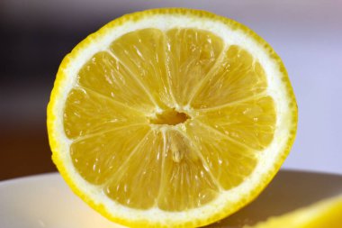 Sarı limon. Bir koyu arka plan limon izole. Limon bölümünde. Limon bir plaka üzerinde