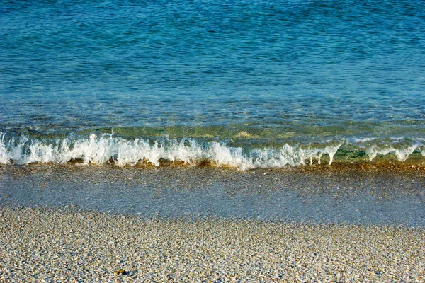 Denizin temiz su. Dalga deniz üzerinde. Dalga deniz plajında. Açık havada yeşil deniz 