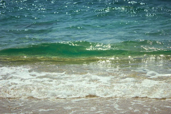 Denizin temiz su. Dalga deniz üzerinde. Dalga deniz plajında. Açık havada yeşil deniz 