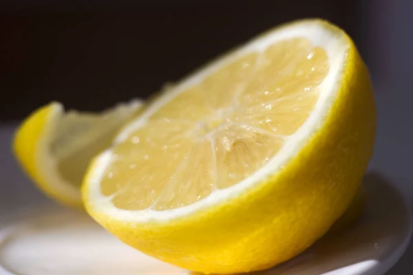 Sarı limon. Bir koyu arka plan limon izole. Limon bölümünde. Limon bir plaka üzerinde
