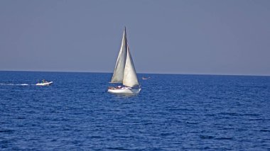 Beyaz Yelkenli mavi denizin içinde. Mavi denizle yat. Yatta dinlenme. 