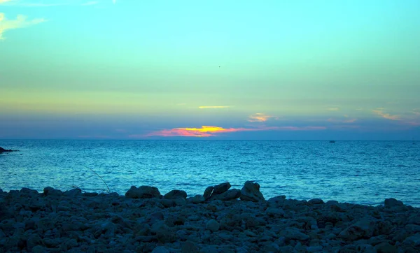 Sahilde günbatımı. Güneş batar. Deniz kenarında güzel sarı gün batımı 