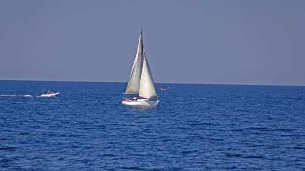 White Sailboat Blue Sea Yacht Blue Sea Rest Yacht — Stock Photo, Image