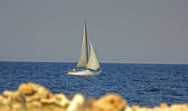 Άσπρο Ιστιοφόρο Γαλάζιο Της Θάλασσας Σκάφος Κατά Γαλάζιο Της Θάλασσας — Φωτογραφία Αρχείου