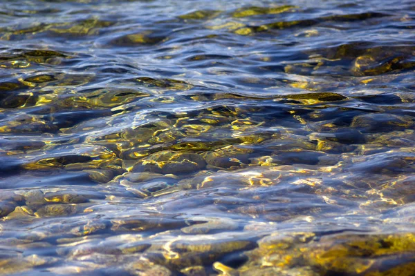 Su doku. Deniz suyu. Yüzey ve deniz yüzeyi pürüzsüz. 