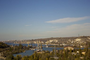 Gemiler koyda nerede tamir Dock ile sanayi kenti. Defne vinçleri ve gemi ile deniz üstünden uykulu bir günde görüntülemek. 