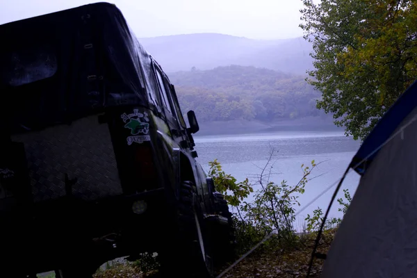 Off-Road gezi ormanın içinden. Jiping orman yoluyla. Lastiklerin çamur ve spor arabalar. Doğa ile çevrili otomobillerde çadırlarda vahşi dinlenme. 