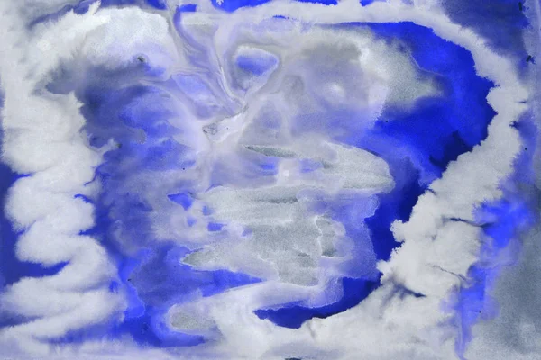 Soyut suluboya spot renkleri mavi ve beyaz. Kağıt üzerinde renk bulanıklık. Soyutlama mavi tonlarında hafif bir arka plan üzerinde. Kağıt üzerinde tasarım öğesi. Kaydırma. Hediye kağıt için arka plan, desen. 