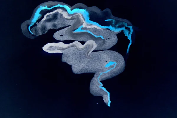 Mavi ve beyaz soyut suluboya boya. Kağıt üzerinde bulanıklık. Soyutlama siyah bir zemin üzerine mavi tonlarında. Kağıt üzerinde tasarım öğesi. Ambalaj. Hediye kağıt için arka plan, desen. 