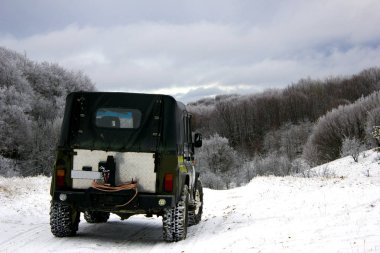 4 x 4 kış ormanın içinde. Jeeping, karlı, kış orman doğada seyahat. Jeep ride karlı, kış ormanı. 