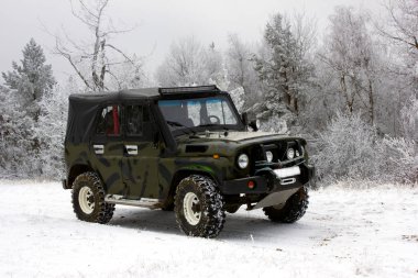 4 x 4 kış ormanın içinde. Jeeping, karlı, kış orman doğada seyahat. Jeep ride karlı, kış ormanı. 