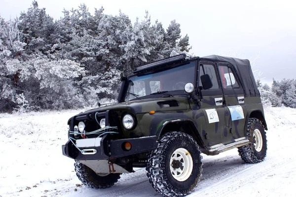 4 x 4 kış ormanın içinde. Jeeping, karlı, kış orman doğada seyahat. Jeep ride karlı, kış ormanı. 