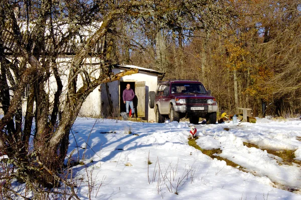 Kış orman yalnız forester evde. Karlı kış ve ormanda beyaz avcı'nın evi. Forester'ın evi ormanında kış aylarında dinlenmek. 