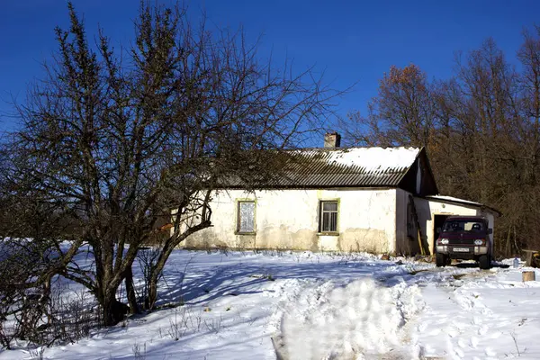 Kış orman yalnız forester evde. Karlı kış ve ormanda beyaz avcı'nın evi. Forester'ın evi ormanında kış aylarında dinlenmek. 