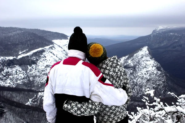 Karlı dağ manzaralar turistlerin hayranım. Yolcuları kışın karlı dağların güzel doğal manzaraya bak. İnsanlar karlı kış güzel doğa dağlarda tadını çıkarın.. 