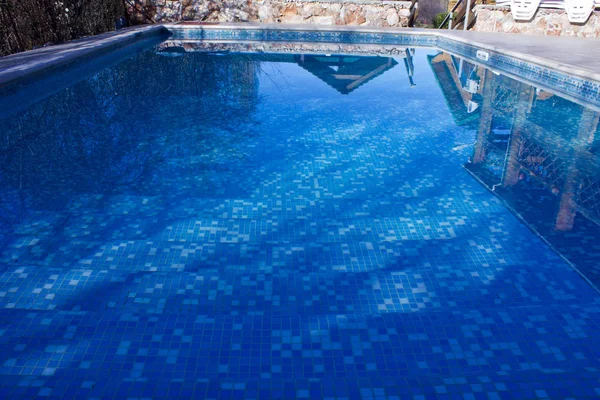 Schoon Helder Blauw Water Het Zwembad Het Grondgebied Van Het — Stockfoto