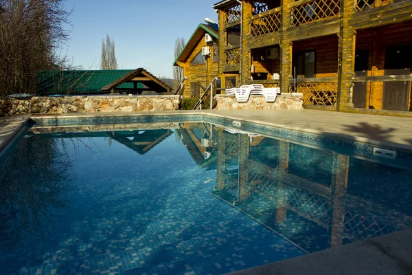 Temiz, temiz, mavi su havuzu yazlık topraklarının üzerinde. Mavi su ile açık havuz kenarında açık hava etkinlikleri. 