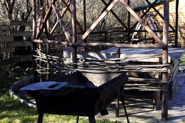 Yeşil yemyeşil bitki örtüsü arasında ahşap bir evde kamp. Barbekü ve gazebos için ahşap bir evde açık rekreasyon. 