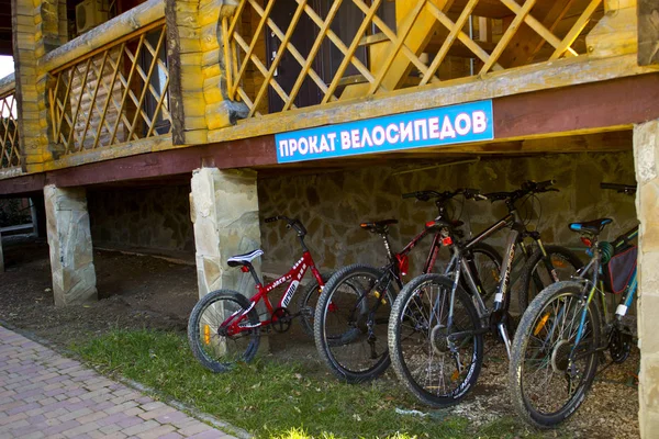 Turistler için bir tatil evi bölgesinde kiralık bisikletler. Rekreasyon açık güneşli havalarda harcanan etkin süre için sağlanan Bisiklet. 