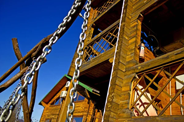 Metal zincir, evin geri kalan topraklarının swings için bir dekorasyon olarak öğesi. Turistler için yazlık arka planda salıncak sokak üzerinde metal zincir. 