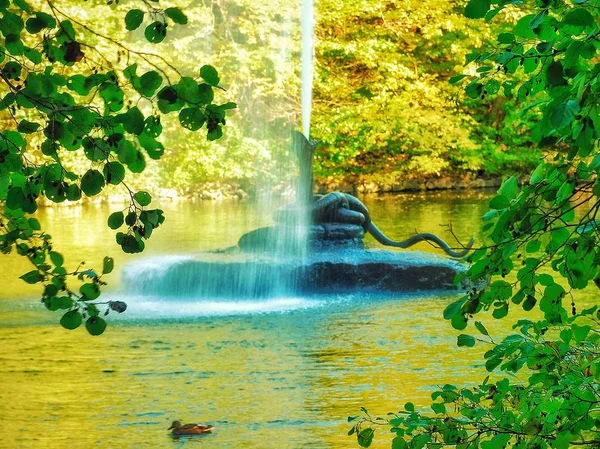 Brunnen Form Einer Schlange Der Mitte Des Sees Sofievsky Park — Stockfoto