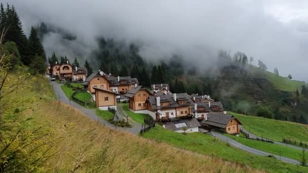Oostenrijk Karinthië Zomer Bergen Huizen Wolken — Stockvideo
