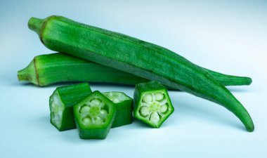 Beyaz arka planda izole edilmiş taze kesilmiş bamya