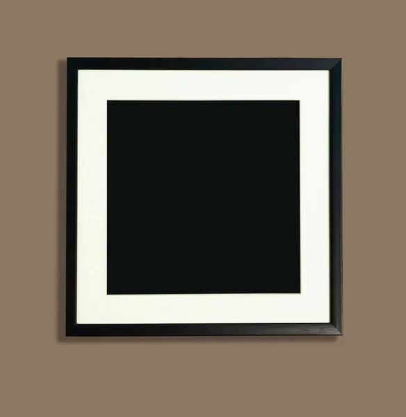 Arkaplan olarak güzel gri duvar üzerinde orijinal boş retro fotoğraf çerçevesi       