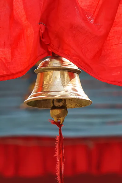 Hindistan 'da renkli arka planı olan kutsal tapınak çanı.