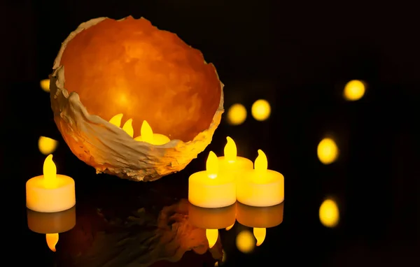 Koyu arkaplanda güzel ışık süslemesi olan çimento vazosu