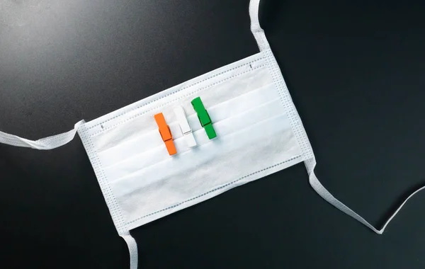 Hint bağımsızlığını temsil eden turuncu beyaz ve yeşil tahta klipsli cerrahi maske. 