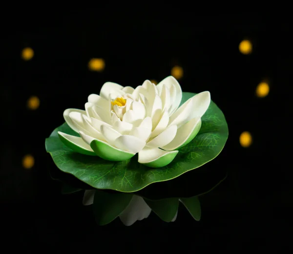 Künstlicher Lotus Auf Schwarzem Hintergrund Reflektiert Glas — Stockfoto