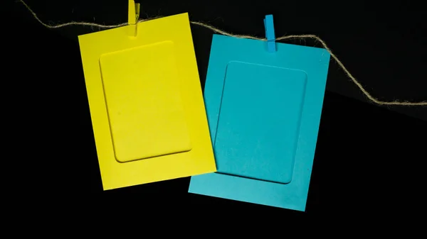 İzole edilmiş arkaplanda minimal aksesuarları olan boş kağıt çerçeve.