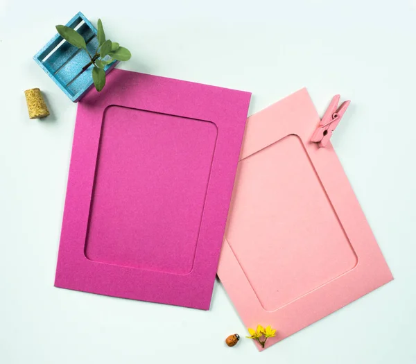 İzole edilmiş arkaplanda minimal aksesuarları olan boş kağıt çerçeve.