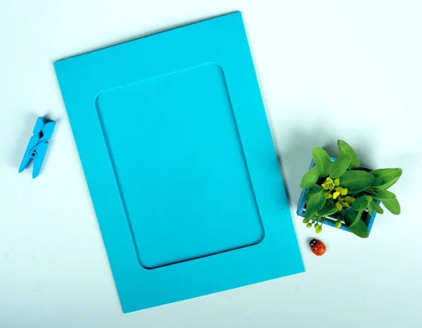 İzole edilmiş arkaplanda minimal aksesuarları olan boş kağıt çerçeve.