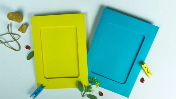 İzole edilmiş arkaplanda minimal aksesuarları olan boş kağıt çerçeve.