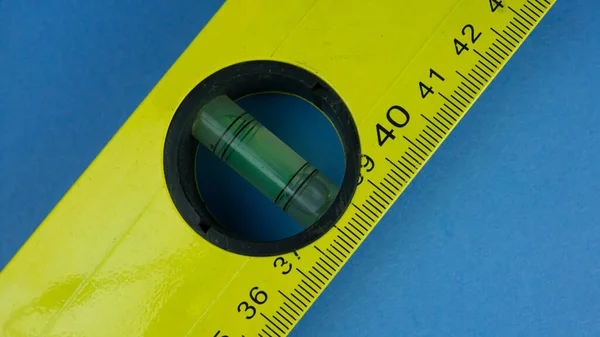 Mimari veya iç mimari işler için mavi desenli sarı arkaplan beyaz ölçü