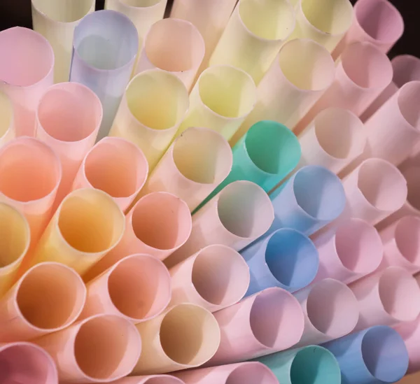 Plastik pipetlerin renkli makro çekimi