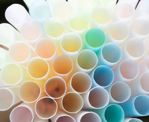 Plastik pipetlerin renkli makro çekimi