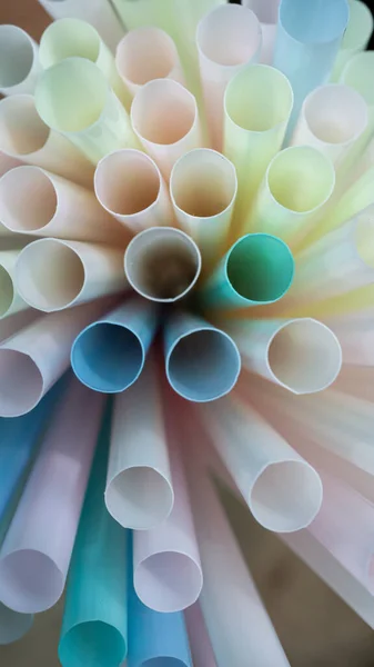 Plastik pipetlerin renkli makro çekimi