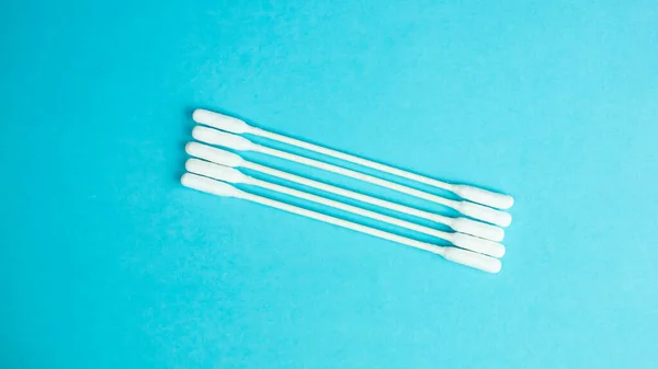 Beş kulaklık, güzel mavi kağıtlı arka planda. 