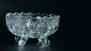 Klasik cam kase, siyah arka planda iyi bir yansımayla izole edilmiş. 